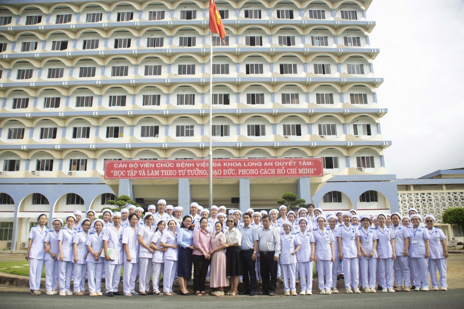 Trường Cao đẳng Y tế Long An tổ chức cho sinh viên ngành Điều dưỡng khóa 1 tham gia thực tập tại Bệnh viện ĐK Long An.