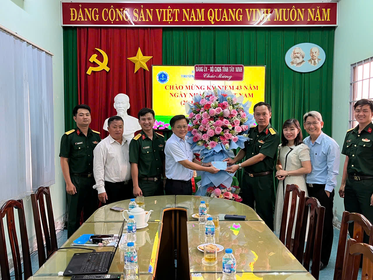 Bộ CHQS tỉnh Tây Ninh thăm, chúc mừng Trường Cao đẳng Y tế Long An nhân dịp kỷ niệm 43 năm ngày Nhà giáo Việt Nam (20/11/1982 – 20/11/2025).